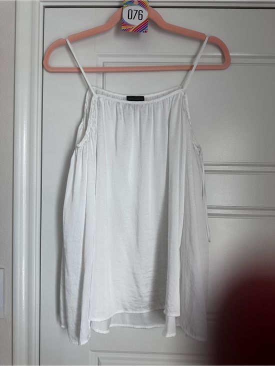 Vince Camuto Tops - Vince Camuto Women’s White Flowy Spaghetti Strap Swing Camisole